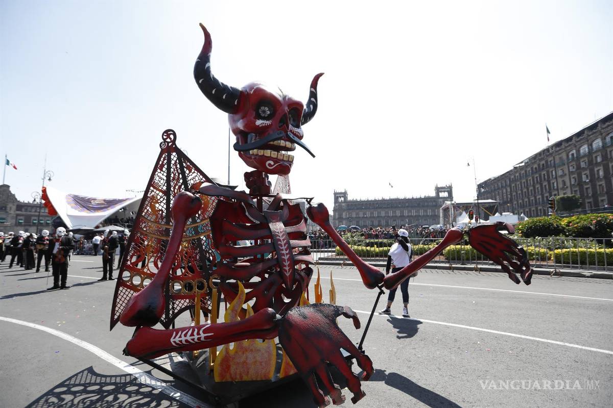 $!El desfile del Día de Muertos vuelve a la Ciudad de México, tras un año de obligado descanso por la pandemia con más de 1,000 participantes, 10 carros alegóricos, cuatro estrellas musicales, 350 bailares y acróbatas. EFE/Mario Guzmán