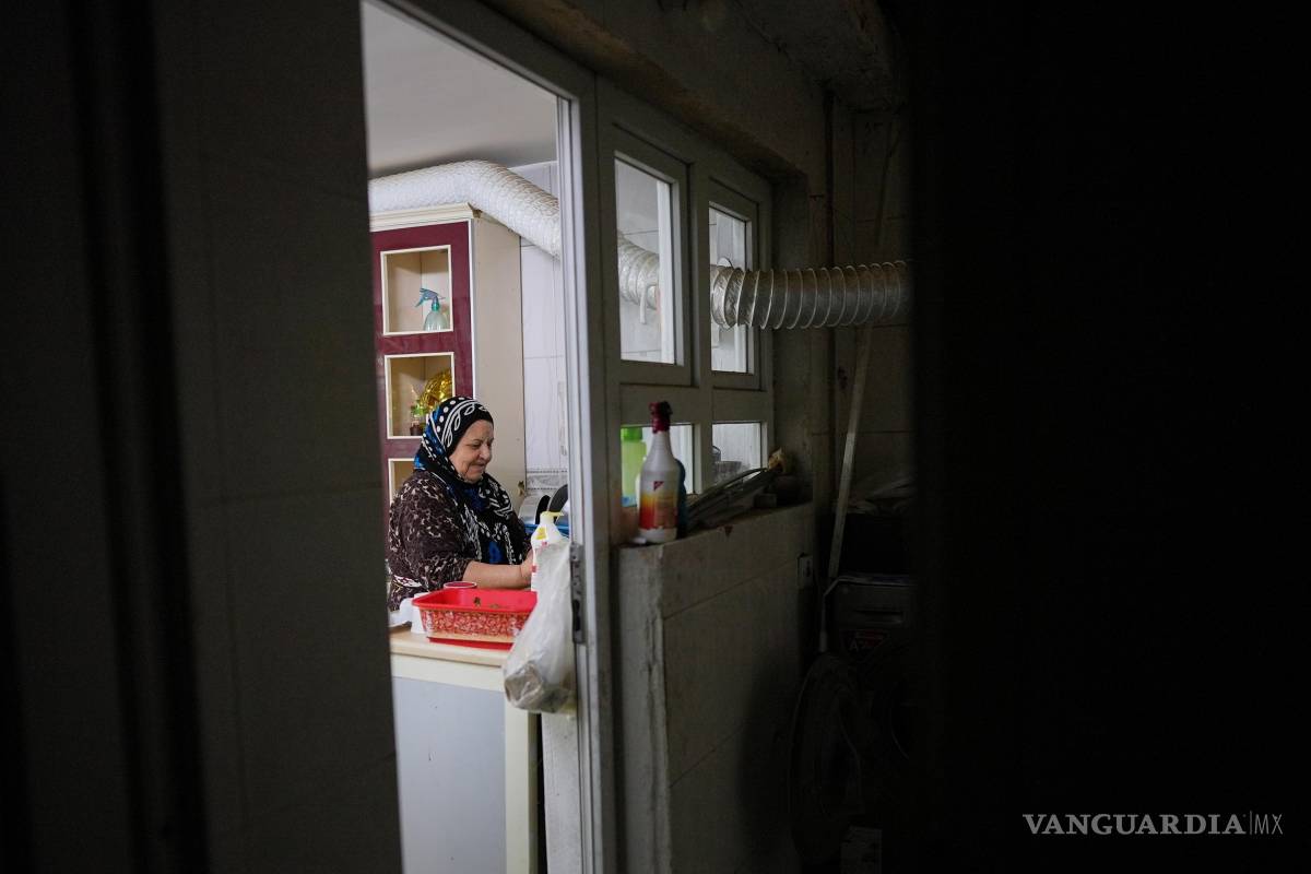 $!La refugiada siria Hayat Fatah, de 65 años, lava platos en su casa en Irbil, Irak, el 16 de noviembre de 2025.