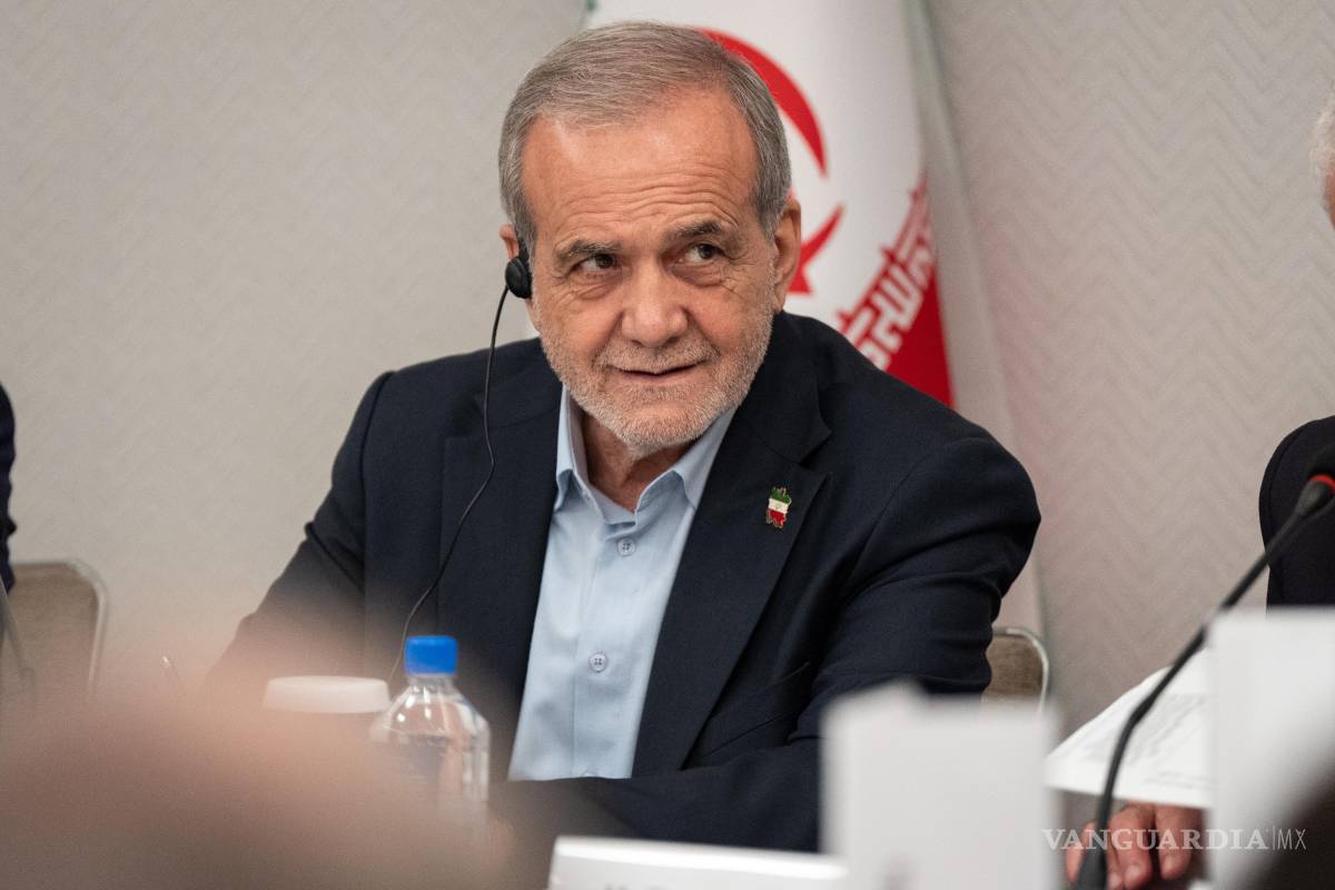 $!El presidente de Irán, Masoud Pezeshkian, escucha preguntas de reporteros durante una conferencia de prensa, en Nueva York, el 26 de septiembre de 2025.