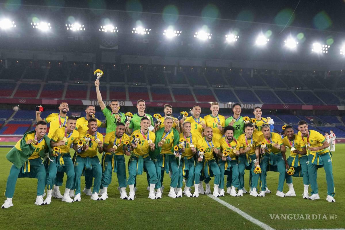 $!El equipo de Brasil posa con la medalla de oro de Tokio 2020