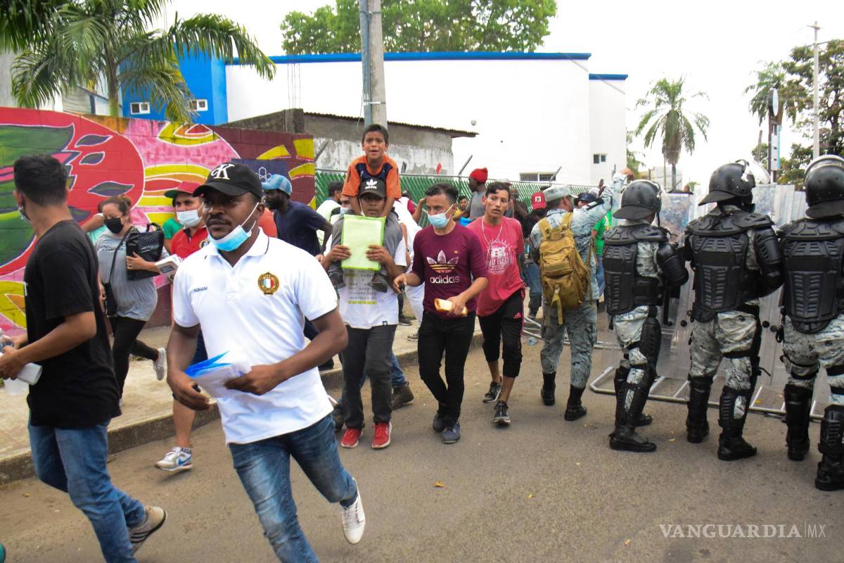 Bajo custodia de la GN, 800migrantes marchan en Chiapas