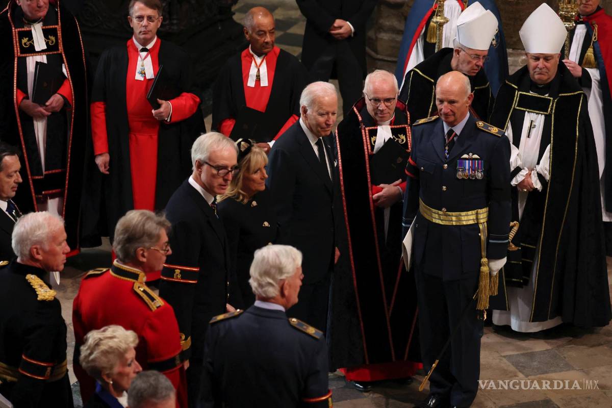 $!El presidente de Estados Unidos, Joe Biden, y la primera dama, Jill Biden, llegan a la Abadía de Westminster el día del funeral de la reina Isabel II, en Londres.