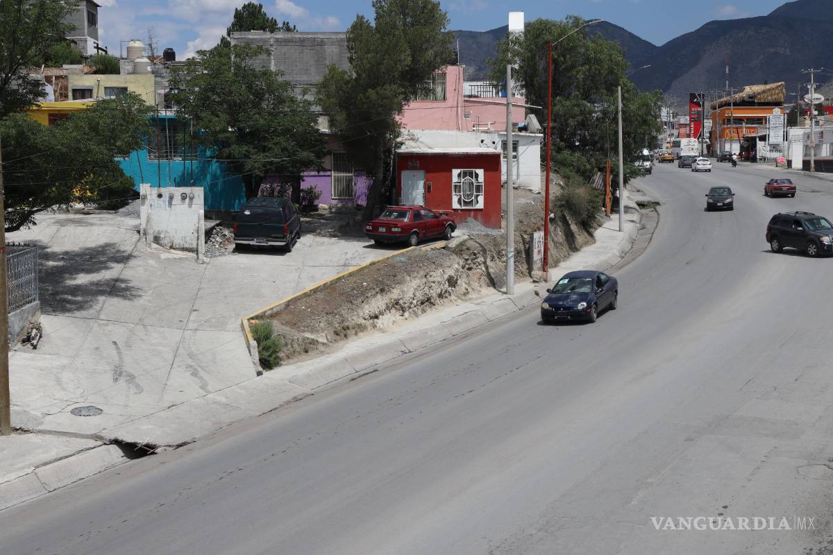 $!La pendiente del bulevar ayuda a que el agua baje con mayor fuerza.