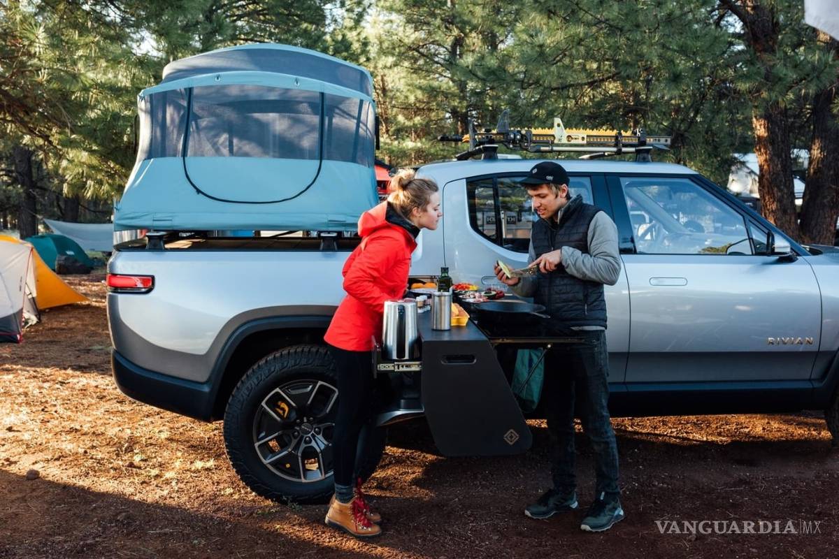 $!Rivian sigue aumentando su catálogo, lanza versión camper de su pick up