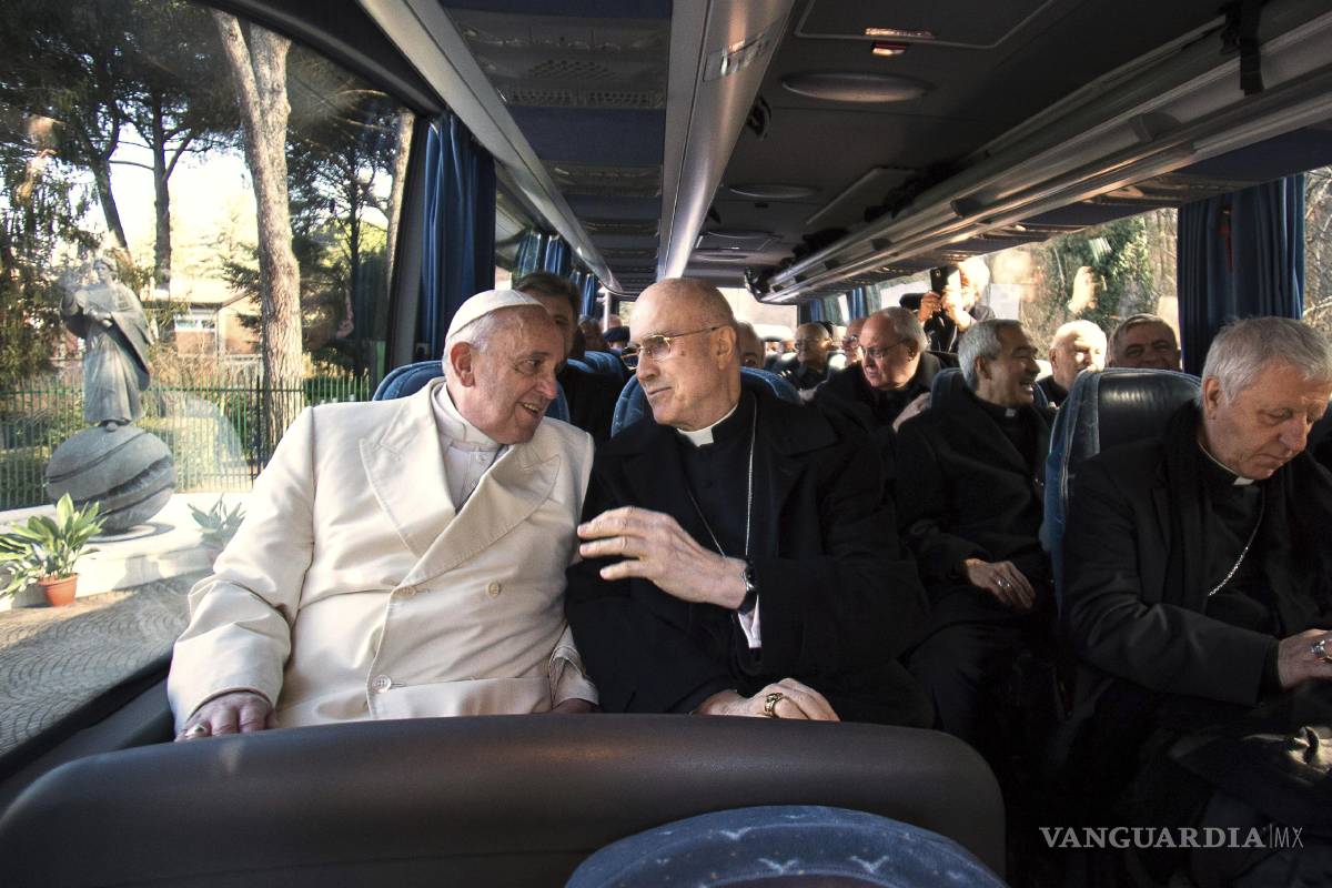 $!Imagen del 27 de febrero de 2015, el papa Francisco charla con el cardenal Tarciso Bertone en un autobús al final de un retiro espiritual, en Ariccia, Roma.