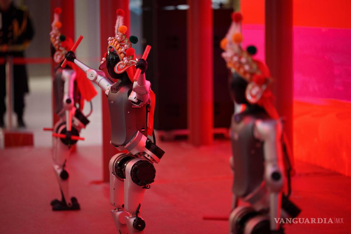 $!Robots humanoides actúan para los medios de comunicación de una feria de templos robóticos celebrada antes del Año Nuevo Lunar en Beijing, China.