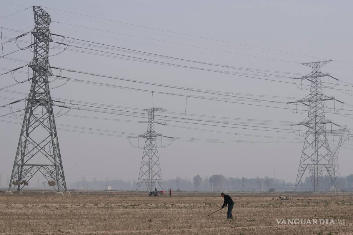 $!Foto de cables de electricidad, tomada en la provincia de Henan en China, el 23 de octubre de 2021. (AP foto/Ng Han Guan)