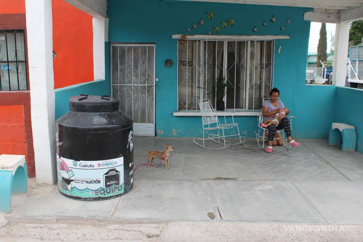 $!Habitantes de ejidos y comunidades de La Laguna se equipan con tinacos y tinas para llenarlas de agua cada que el Gobierno local o la Conagua les lleva una pipa.