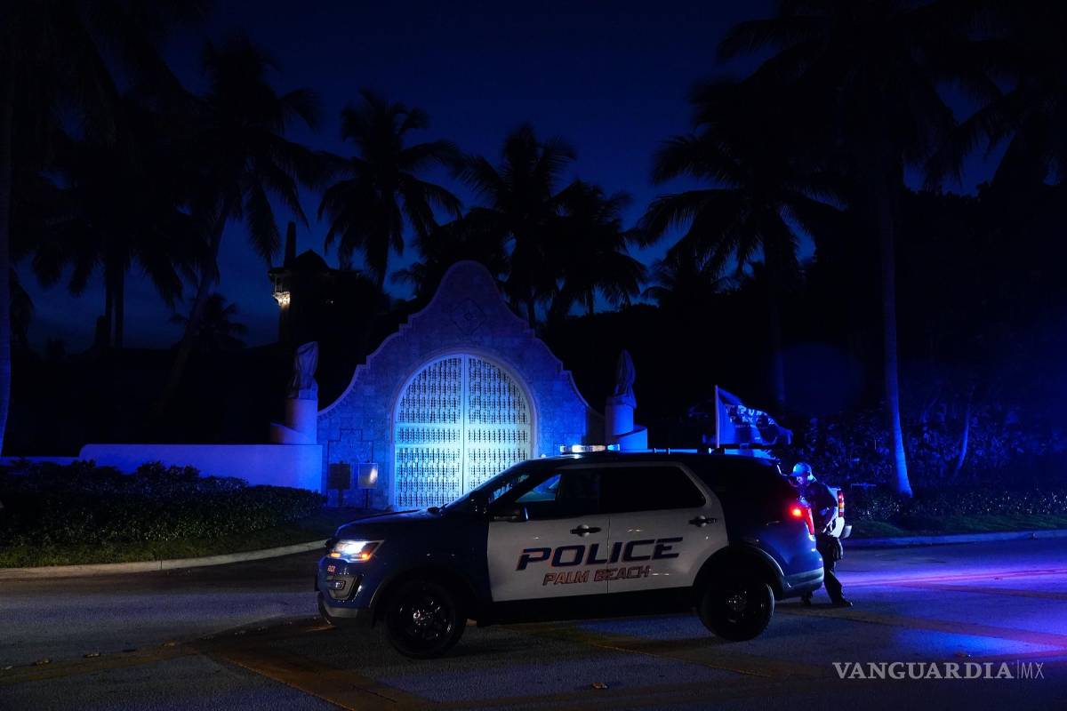 $!Una patrulla de la policía se para frente a la entrada de la propiedad Mar-a-Lago del expresidente Donald Trump en Palm Beach, Florida.