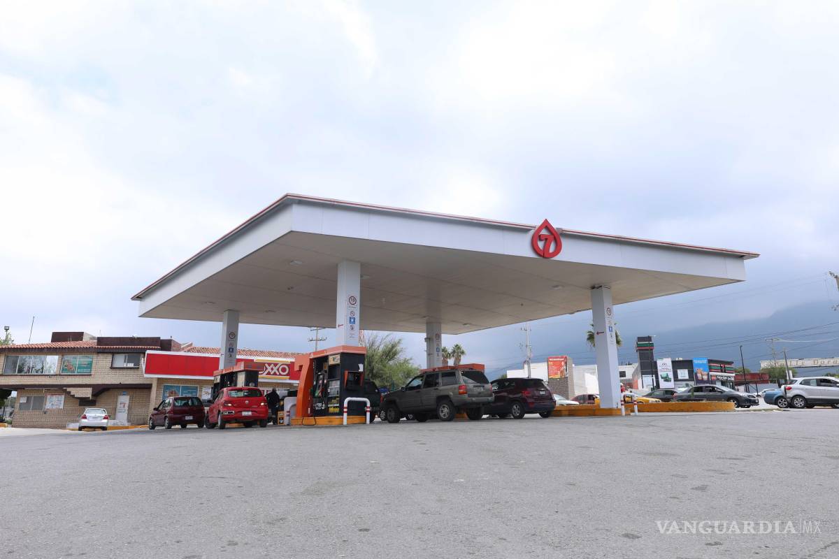 $!Estaciones abiertas: Petro Seven, Cargo Gas y Oxxo Gas operan con normalidad en el periférico y salidas principales de Saltillo.
