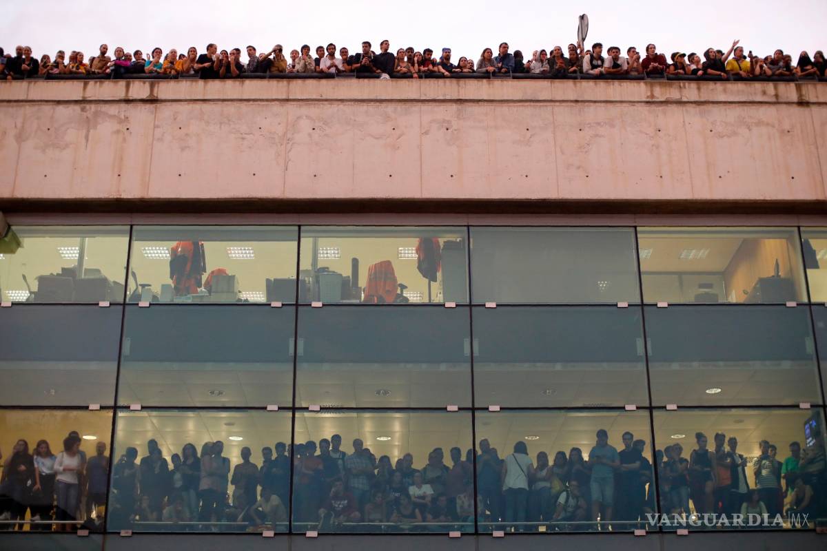 $!Catalanes toman las calles y colapsan el aeropuerto de Barcelona
