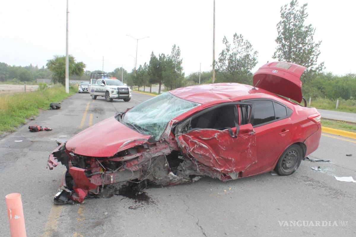 Saltillo: joven termina herido y con su auto destrozado tras volcar en Jardines de Versalles