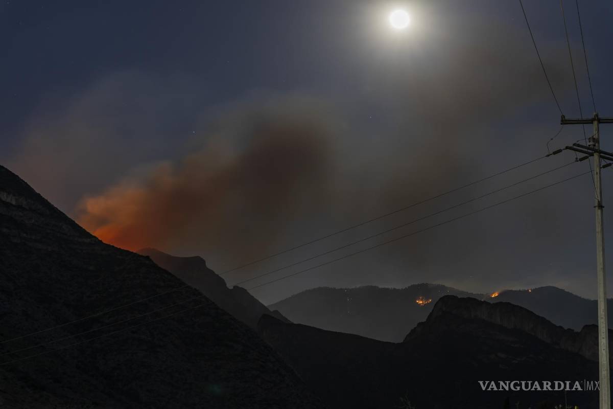 $!Saltillo, Coahuila 14 de mayo del 2022 Incendio en lo alto del Cañón de San Lorenzo, visto desde la colonia Parajes de Santa Elena.