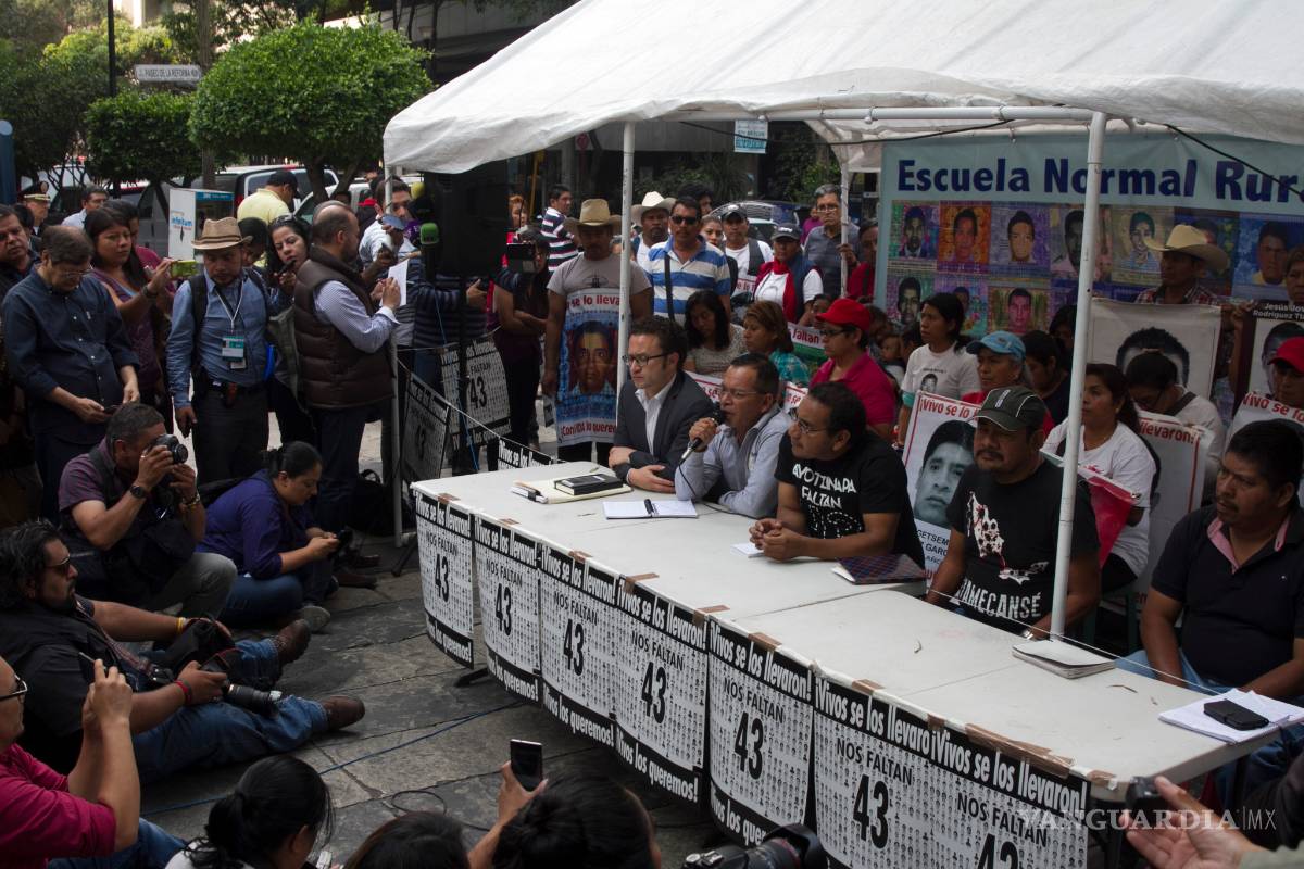 Padres de los 43 no confiarán en PGR hasta que separen a Tomás Zerón del caso