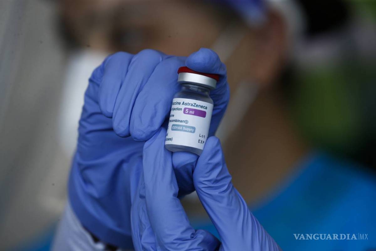 AstraZeneca se defiende, asegura que no hay pruebas de que su vacuna aumente riesgo de coágulos