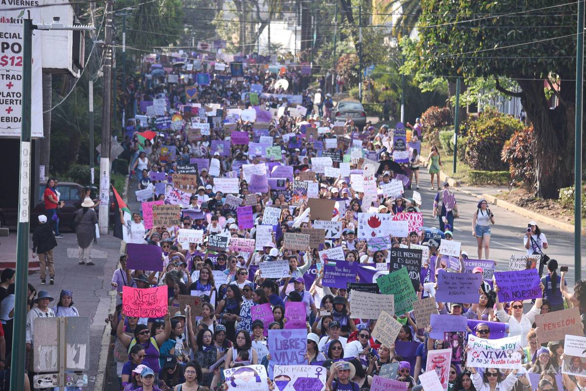 $!XALAPA, VERACRUZ, 08 MARZO 2025.- Con pintas y tendederos que exponen a presuntos violentadores, así protestaron las feministas en Xalapa por el Día Internacional de la Mujer 8M. F