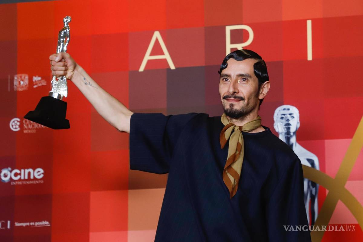 $!El actor Raúl Briones posa con su Ariel a mejor actor por Una película de policías durante la alfombra roja de la edición 64 de la entrega de los premios Ariel.