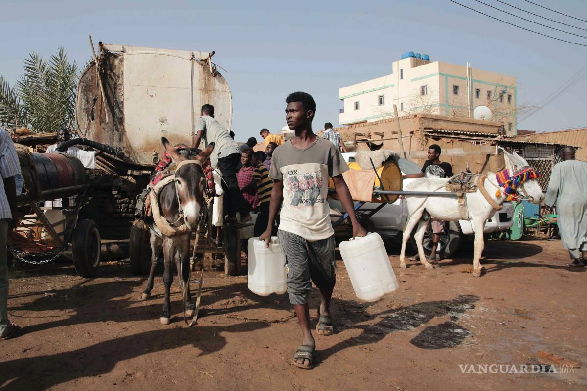 $!Varias personas se congregan para recolectar agua en Jartum, Sudán.