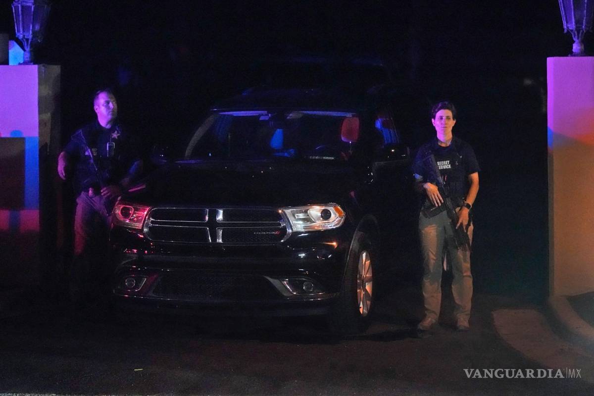 $!Agentes del Servicio Secreto Armado frente a la entrada de la propiedad Mar-a-Lago del expresidente Donald Trump en Palm Beach, Florida.