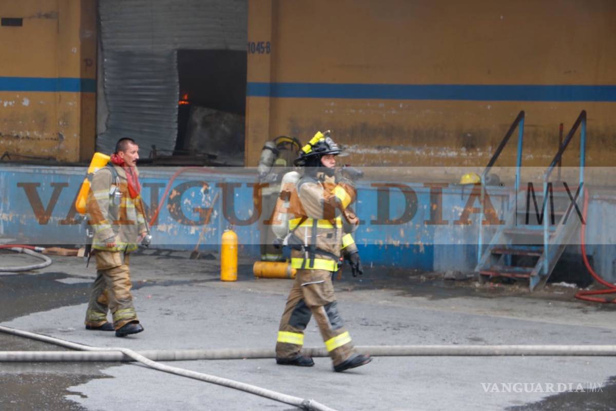 $!Fuerte incendio en bodega a la altura de la Central de Abastos alarma a Saltillo