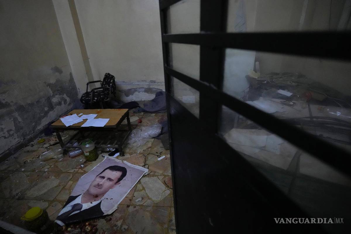 $!Un retrato del depuesto presidente sirio Bashar Assad en el suelo de la Sección 215, un centro de detención dirigido por la inteligencia militar en Damasco, Siria.