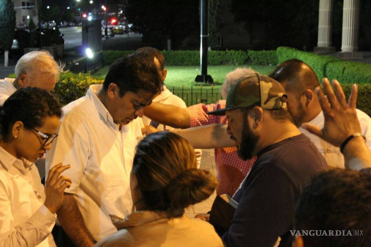 $!Eduardo Pacheco, abogado de Cristo Vive, oró frente al Congreso de Coahuila