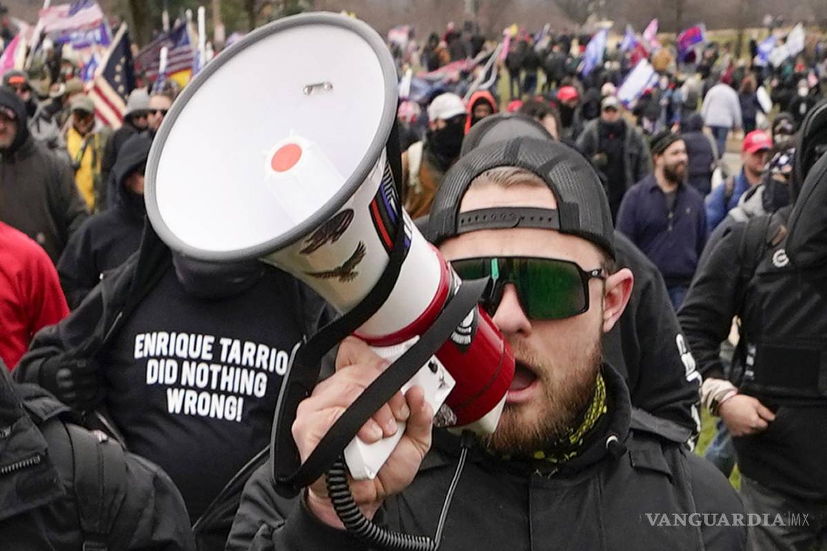 $!Ethan Nordean, miembro de Proud Boy, camina hacia el Capitolio en Washington, en apoyo al presidente Donald Trump, el 6 de enero de 2021.