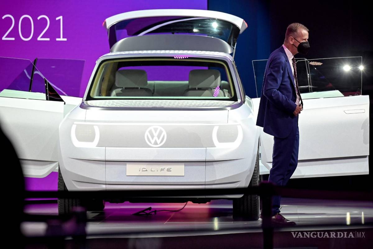 $!El CEO de Volkswagen, Herbert Diess, se encuentra junto al VW ID. Life en exhibición en el Salón Internacional del Automóvil IAA en Munich, Alemania. EFE/EPA/Sascha Stenbach