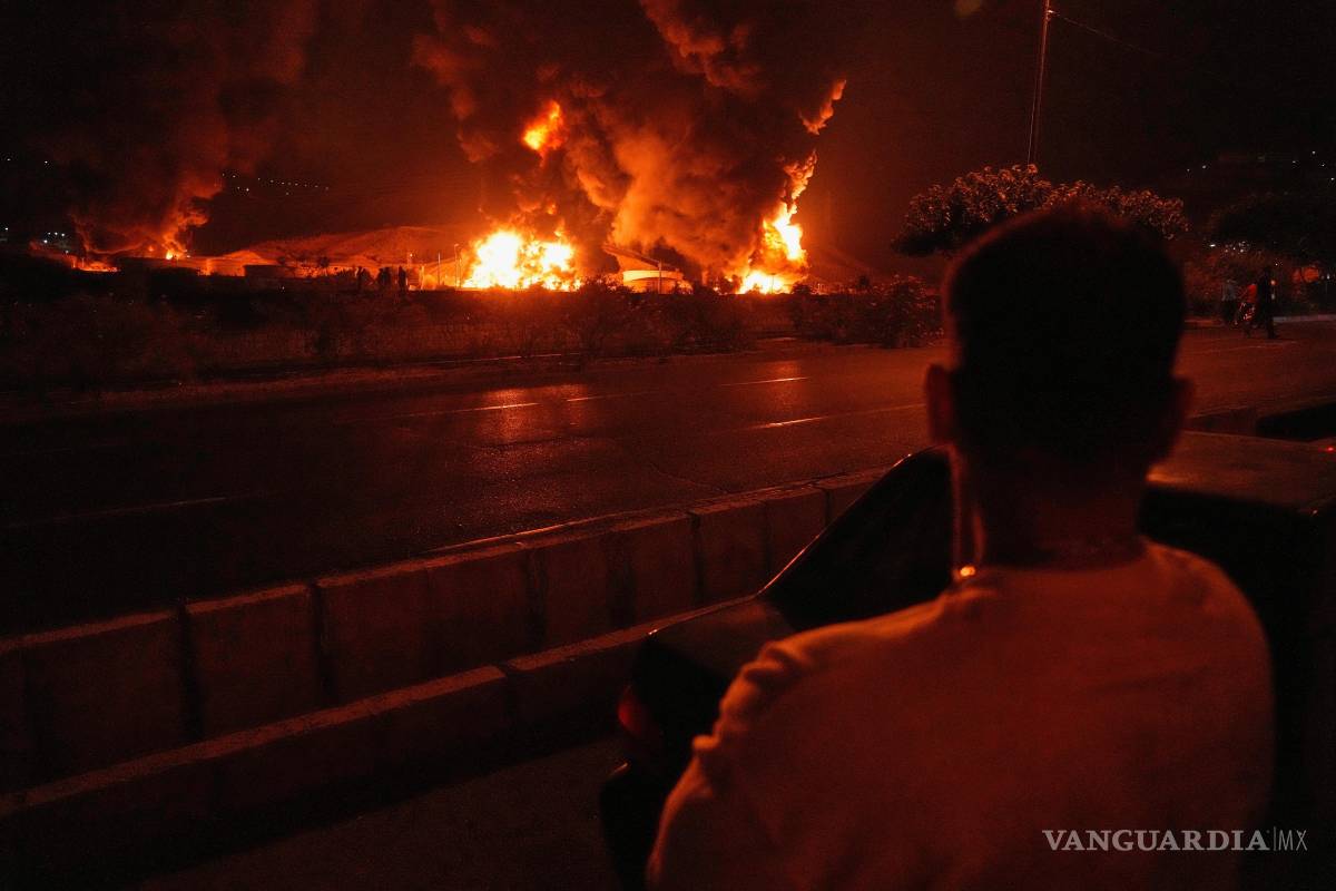 $!Un hombre mira llamas que se elevan de una instalación de almacenamiento de crudo después de haber sido alcanzada por un ataque israelí, en Teherán, Irán.