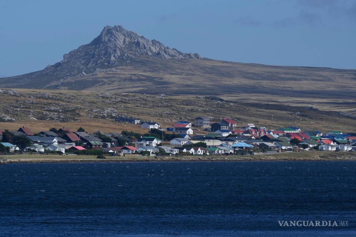 $!El monte Tumbledown se levanta detrás de Stanley, en las islas Falkland, conocidas en español como Malvinas, el 16 de marzo de 2026.
