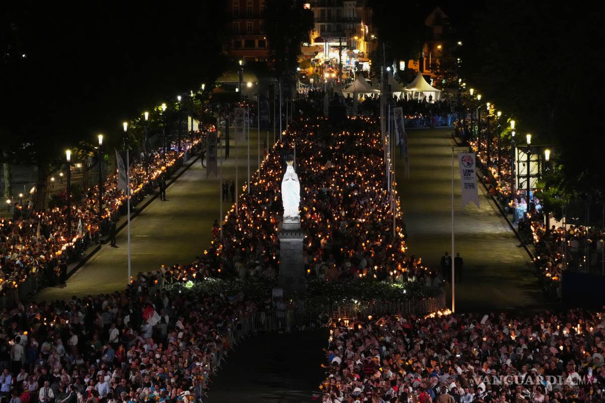 $!La gente espera la llegada del Papa León XIV para rezar el Santo Rosario y participar en una procesión con antorchas en el Santuario de Nuestra Señora de Lourdes.