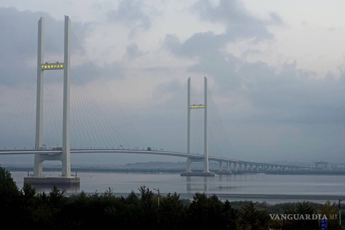 $!El puente sobre el río Yalu, que une a China y Corea del Norte, se observa desde Dandong (China), en la frontera entre ambos países, el jueves 15 de octubre de 2026.