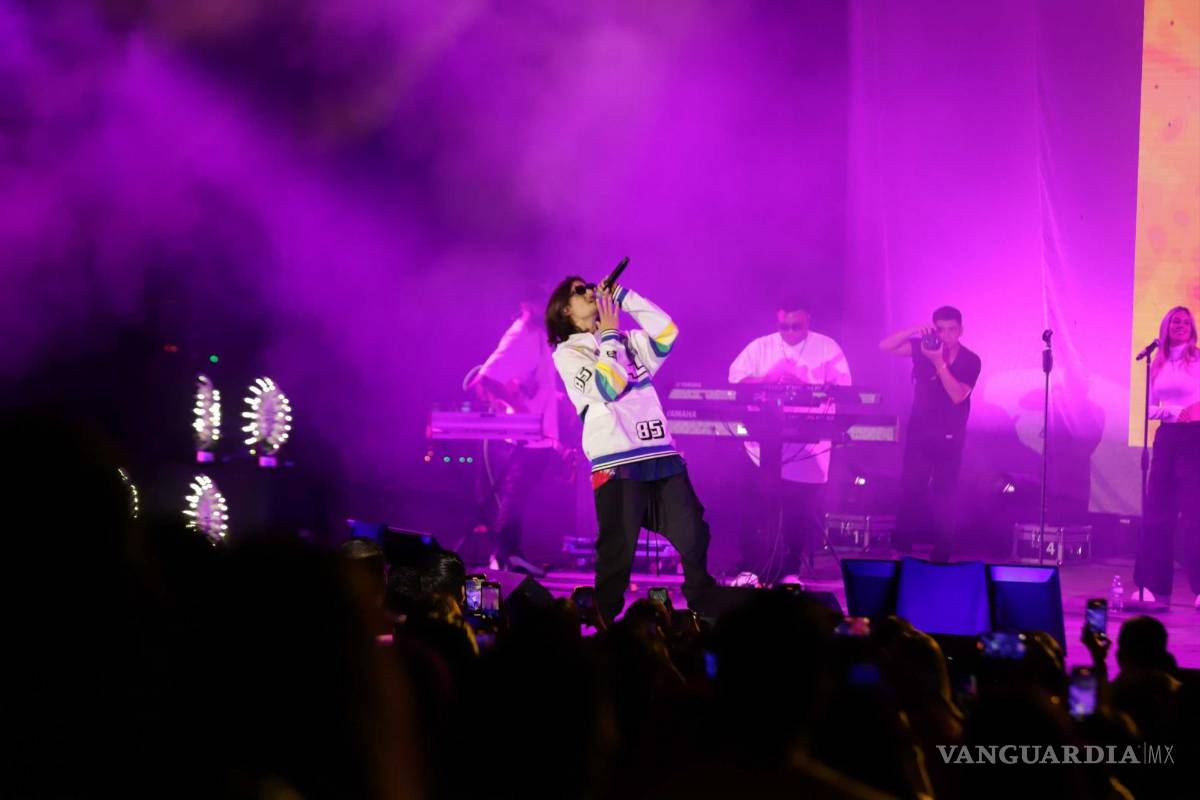 $!El público se dio cita en el parque Las Maravillas a las 20:30 horas. Chicos y grandes, en su mayoría mujeres, llegaban al lugar con sus mejores atuendos, quizá para estar a la altura de la ocasión.
