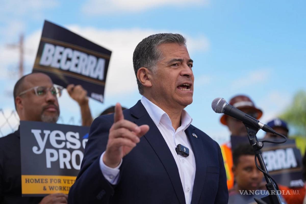 $!El candidato a gobernador de California, Xavier Becerra en una conferencia de prensa sobre la crisis de asequibilidad de la vivienda en California, en Long Beach.
