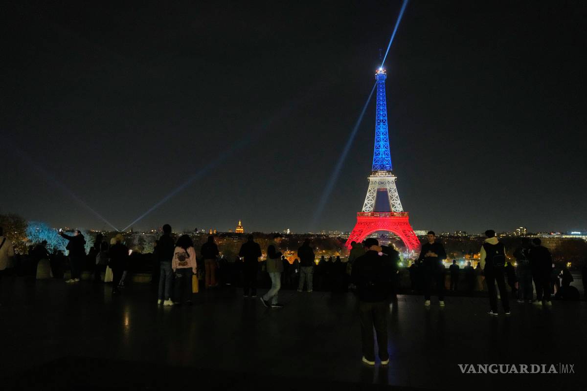 $!Personas se reúnen en la Plaza del Trocadero para vver la iluminación de la Torre Eiffel en homenaje a las víctimas de los atentados terroristas de hace 10 años.
