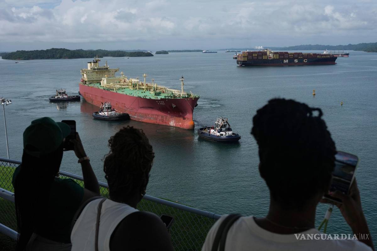$!Personas observan el buque cisterna de GLP “G. Spirit”, de bandera panameña, mientras transita por las esclusas de Agua Clara del Canal de Panamá en Colón, Panamá.