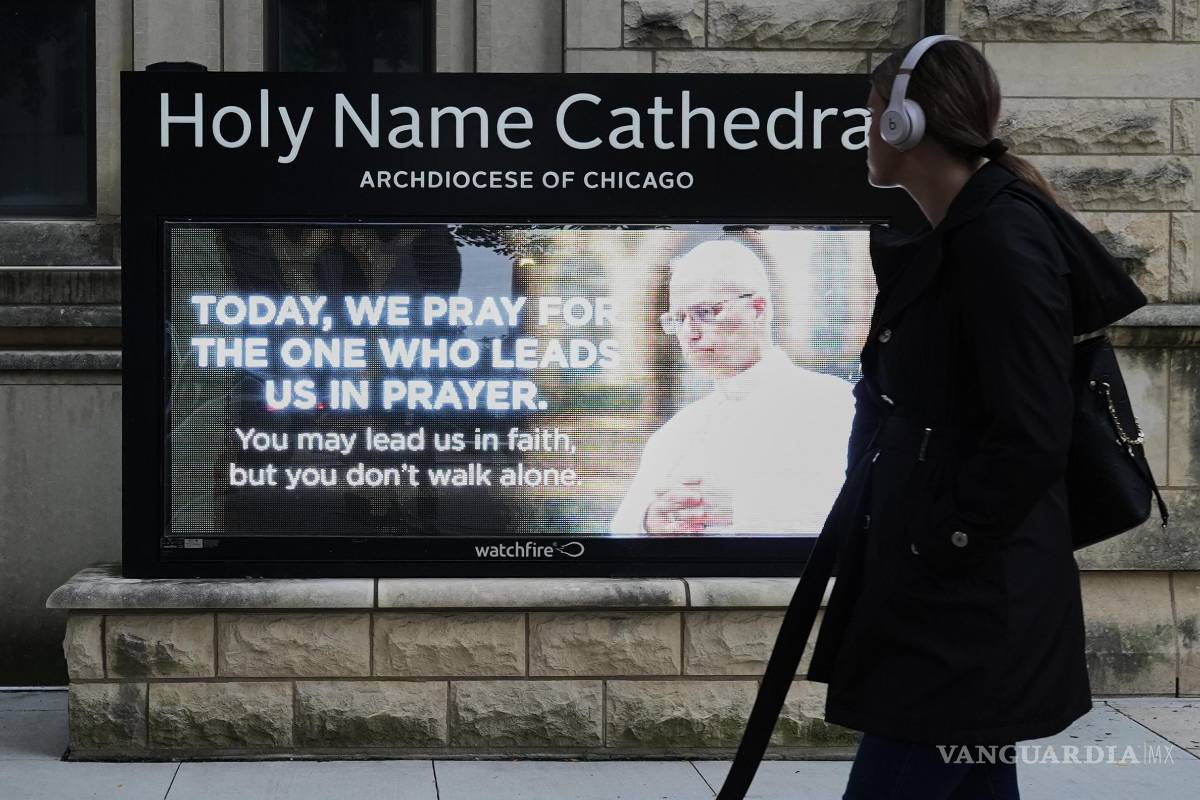 $!Un peatón pasa frente a la catedral del Santo Nombre en Chicago, donde se elevan oraciones, por el papa León XIV, tras su diagnóstico de cáncer de pulmón.