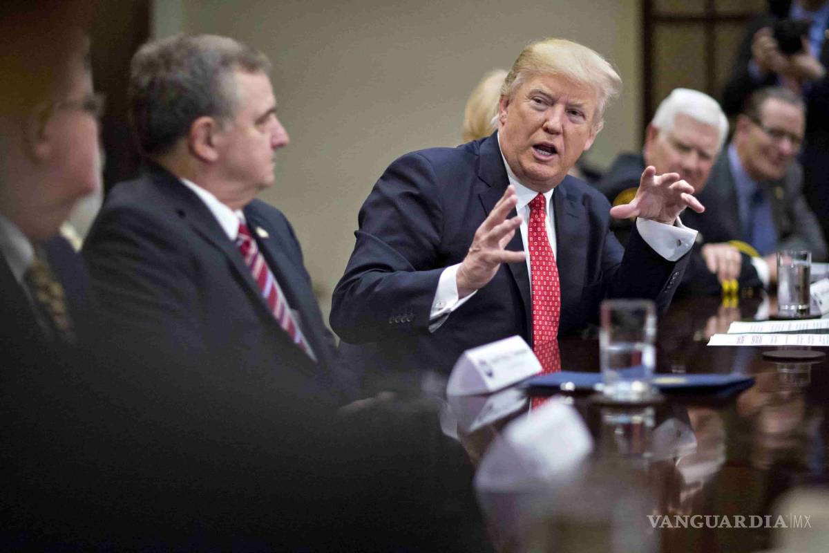 Trump firma nuevo veto migratorio; prohíbe entrada de refugiados de todo el mundo