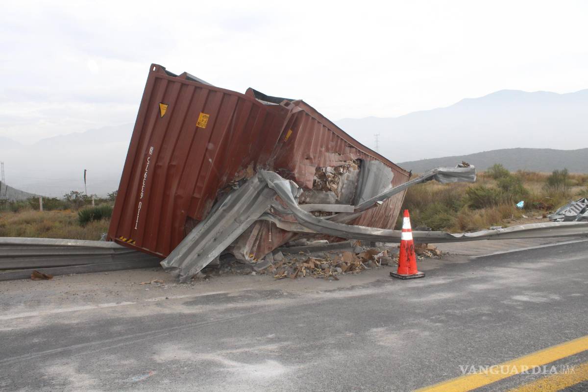 Vuelca trailero y destruye valla perimetral, en Saltillo