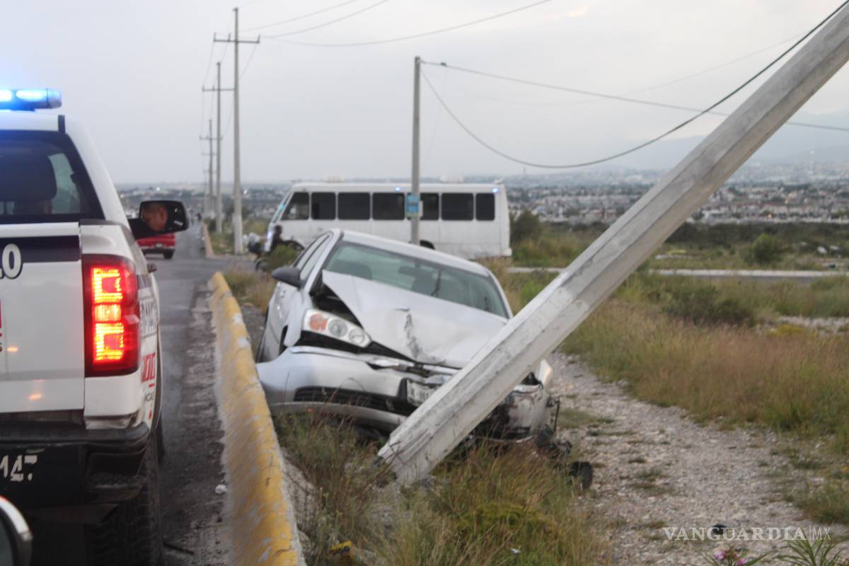 Conductor se impacta contra poste de concreto y abandona su auto, en Saltillo