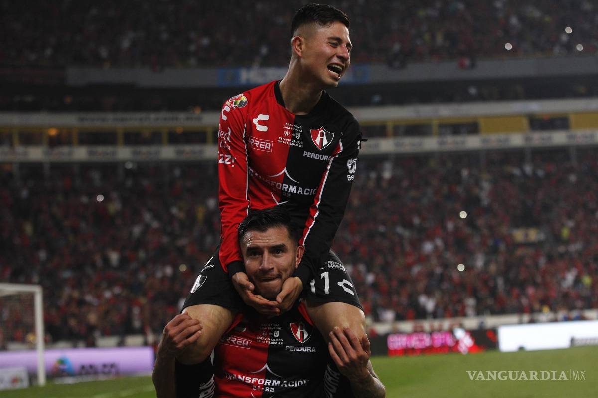 $!Jugadores de Atlas celebran luego de que el equipo se coronara campeón del Torneo Apertura 2021 del fútbol mexicano tras vencer a León. EFE/Francisco Guasco
