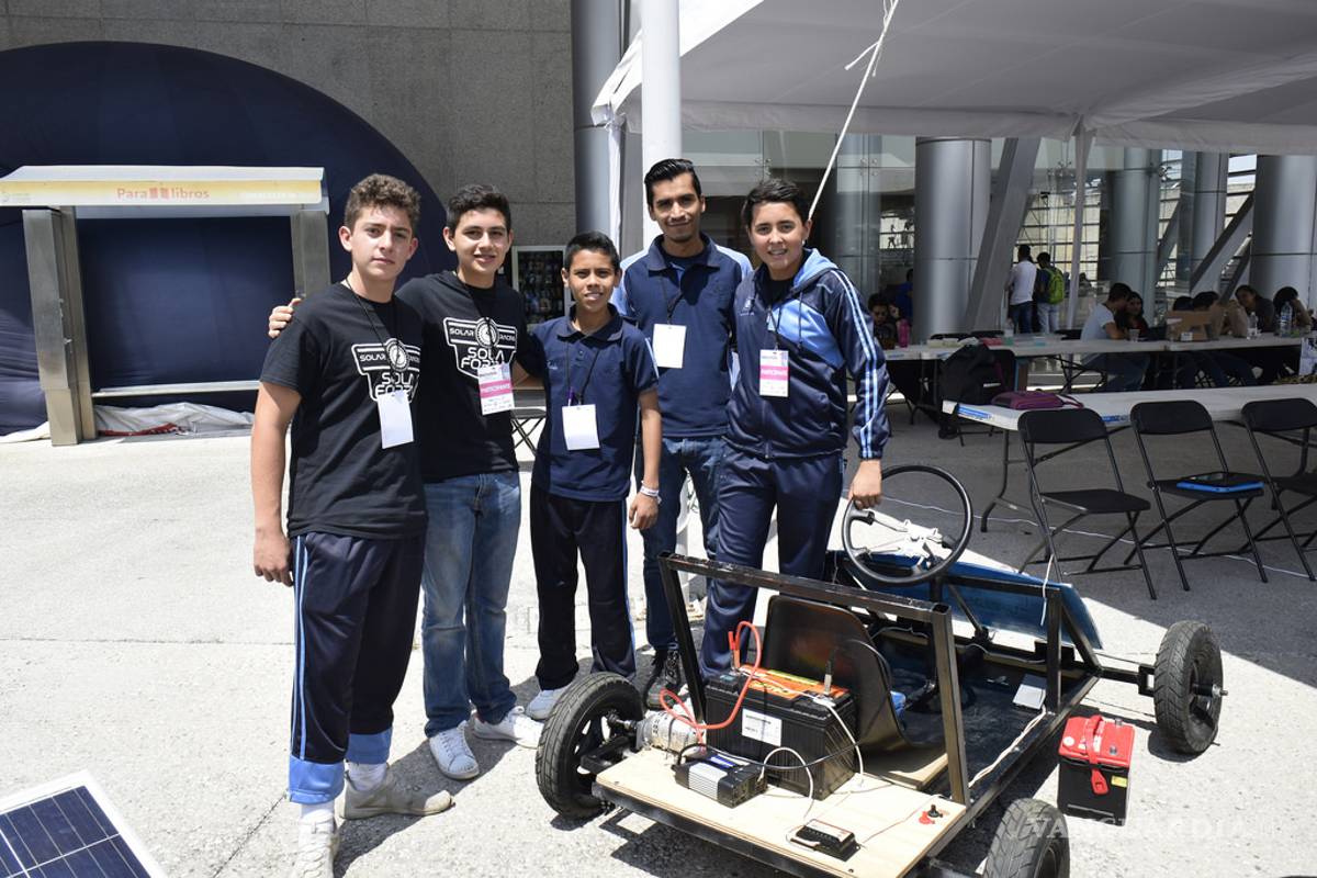 Estudiantes mexicanas crean auto de carga solar