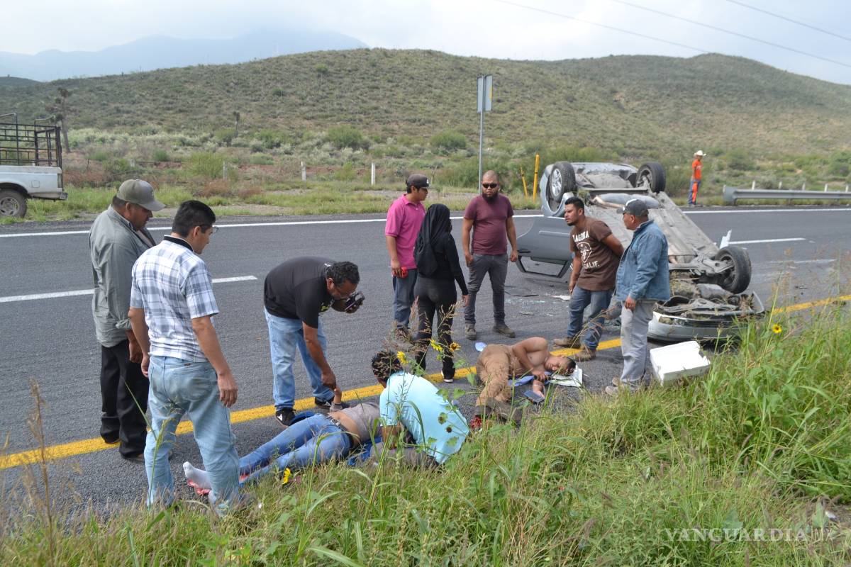 Ebrio vuelca y abandona a compañeros de parranda