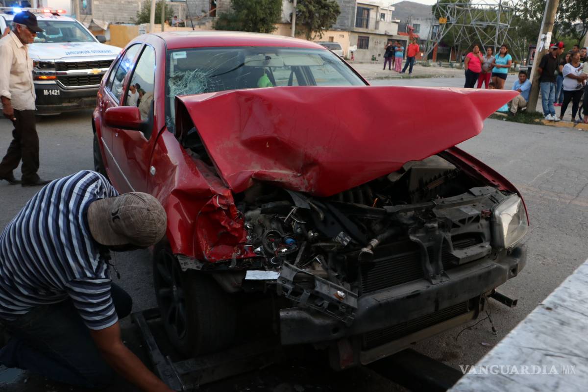 $!Se duerme, choca y casi mata a una persona en calles de Saltillo