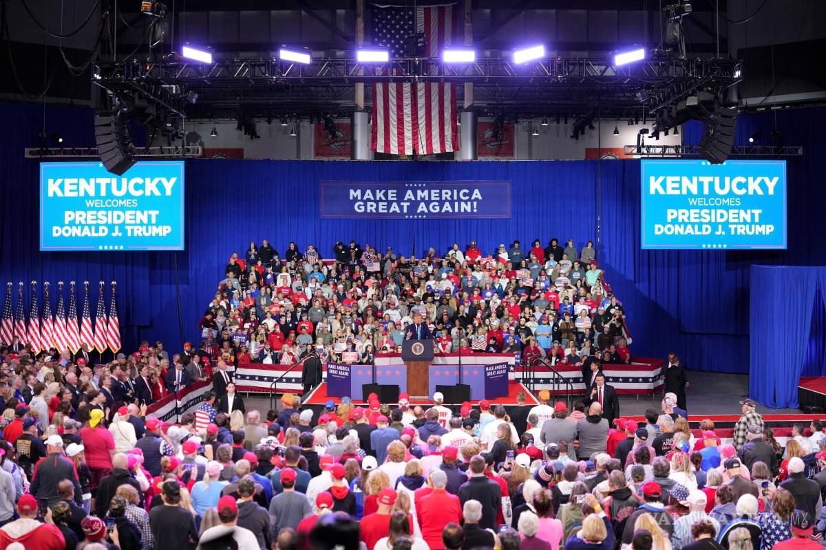 $!El presidente Donald Trump habla durante un mitin de campaña en el Truist Arena, el sábado 17 de octubre de 2026, en Highland Heights, Kentucky.