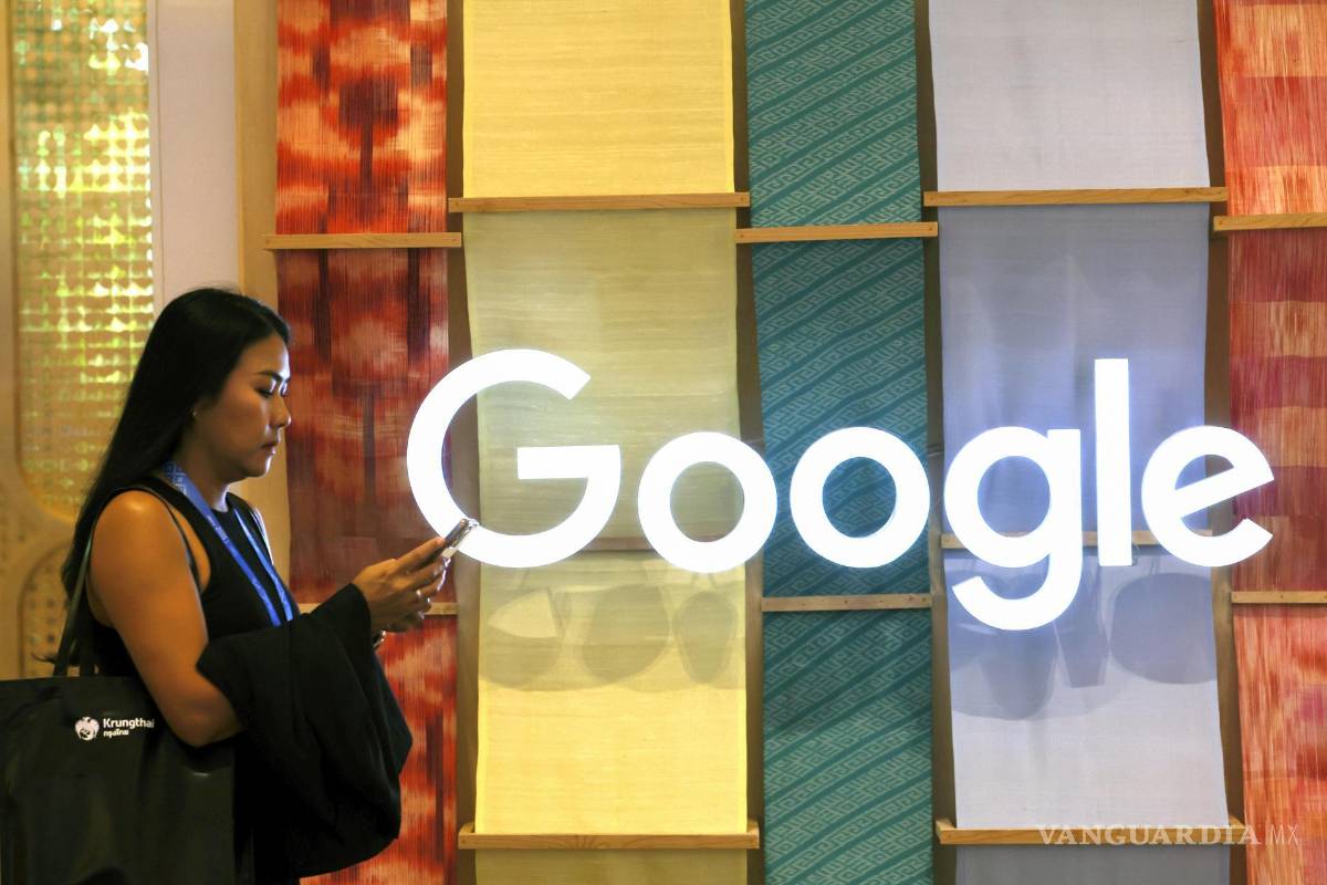 $!RUna persona camina junto a un cartel de Google el 12 de octubre de 2026, en Bangkok, Tailandia.