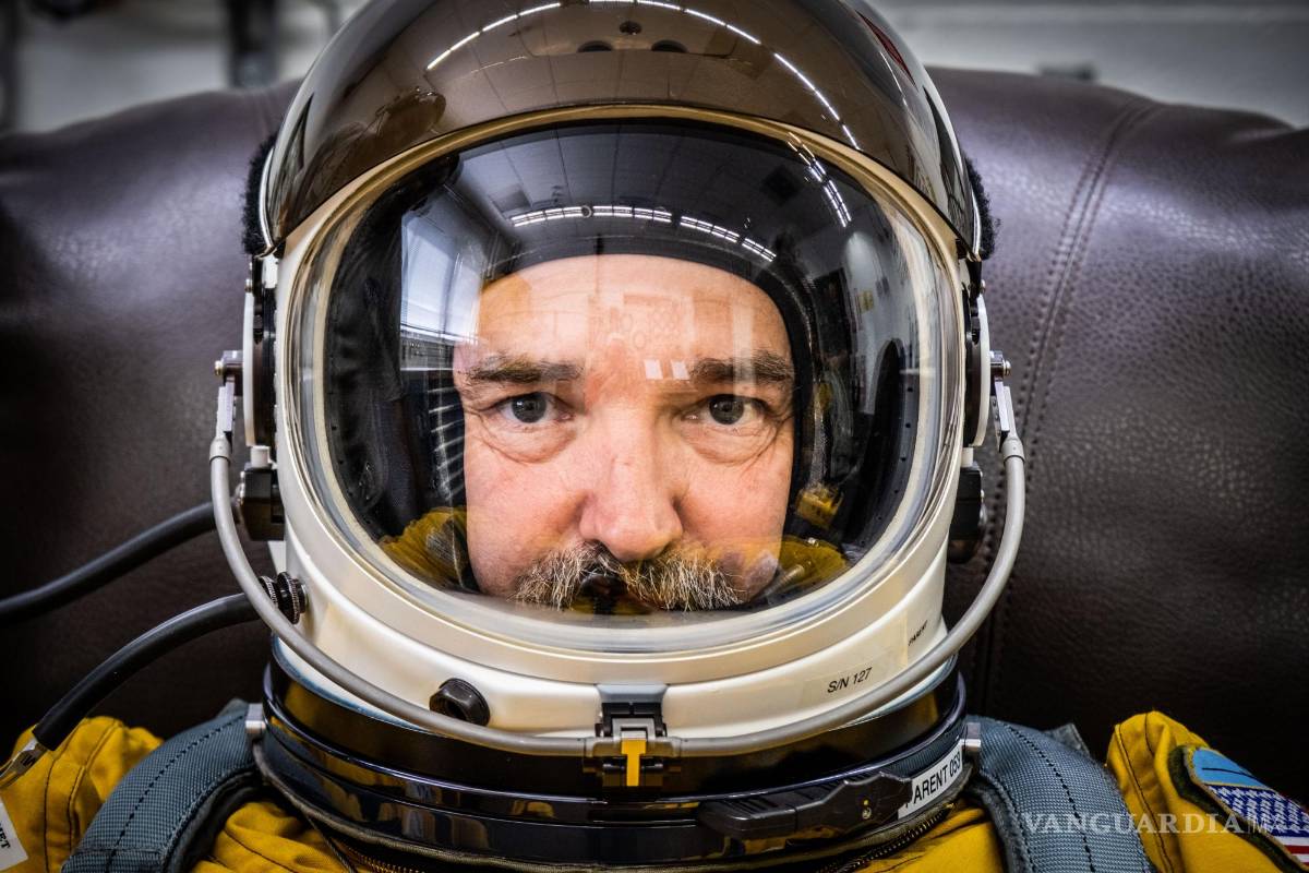 $!Tom Parent, un piloto, con un traje presurizado WB-57 en preparación para un vuelo de investigación en Ellington Field en Houston el 17 de agosto de 2021.