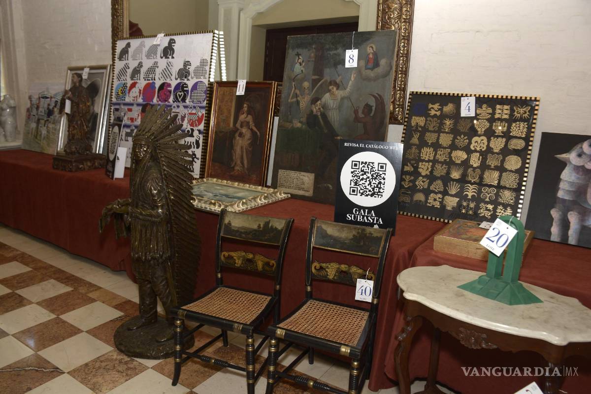 $!En la entrada también están en exhibición las piezas que se subastan la noche de este viernes, que incluye obra de artistas coahuilenses como Roy Carrum.
