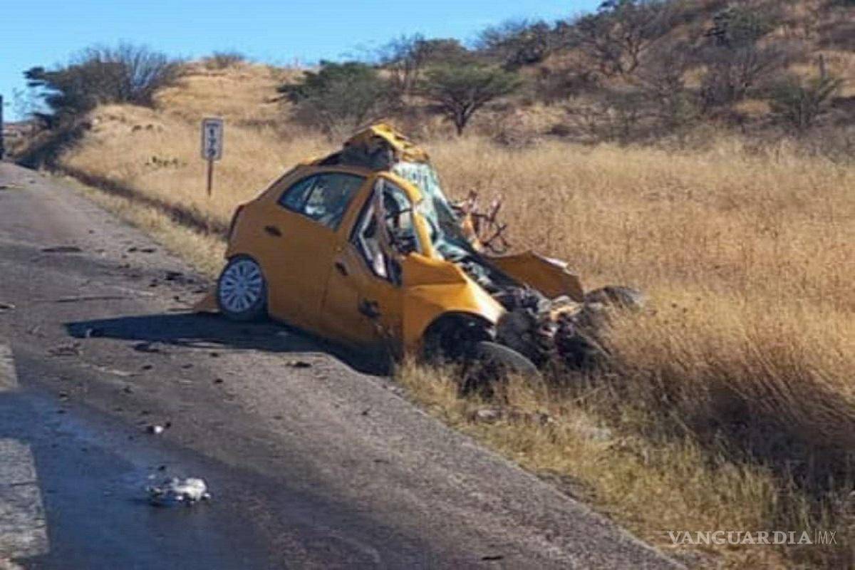 Mueren siete personas, víctimas de choque frontal contra tráiler; uno era taxista de Torreón