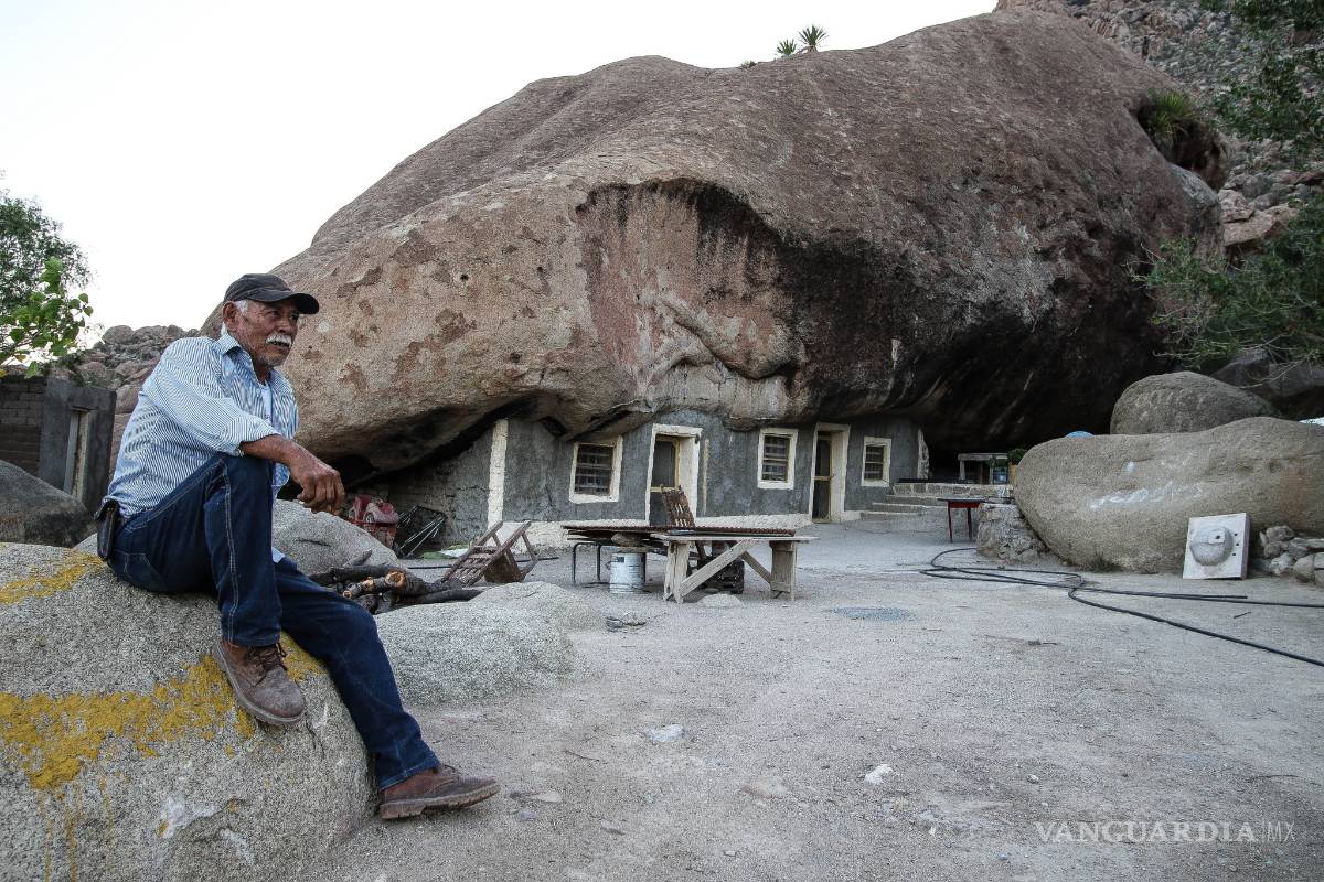 $!Conoce la sorprendente historia de Don Benito, el hombre que habita una casa de Piedra en el desierto coahuilense